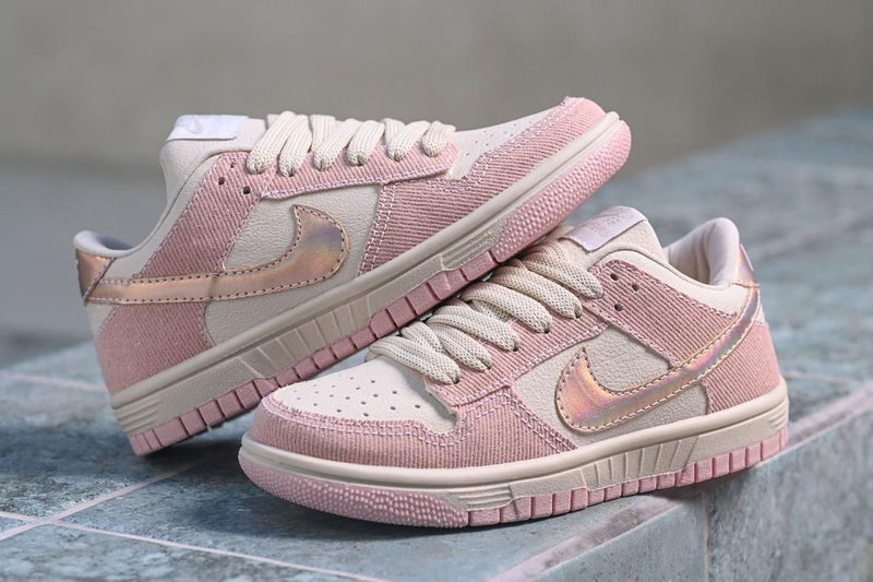 TÊNIS NIKE SB INFANTIL ROSA HOLOGRÁFICO